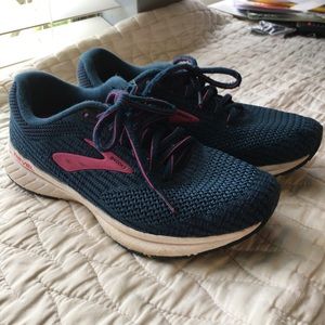 Size 7 Brook’s running shoes